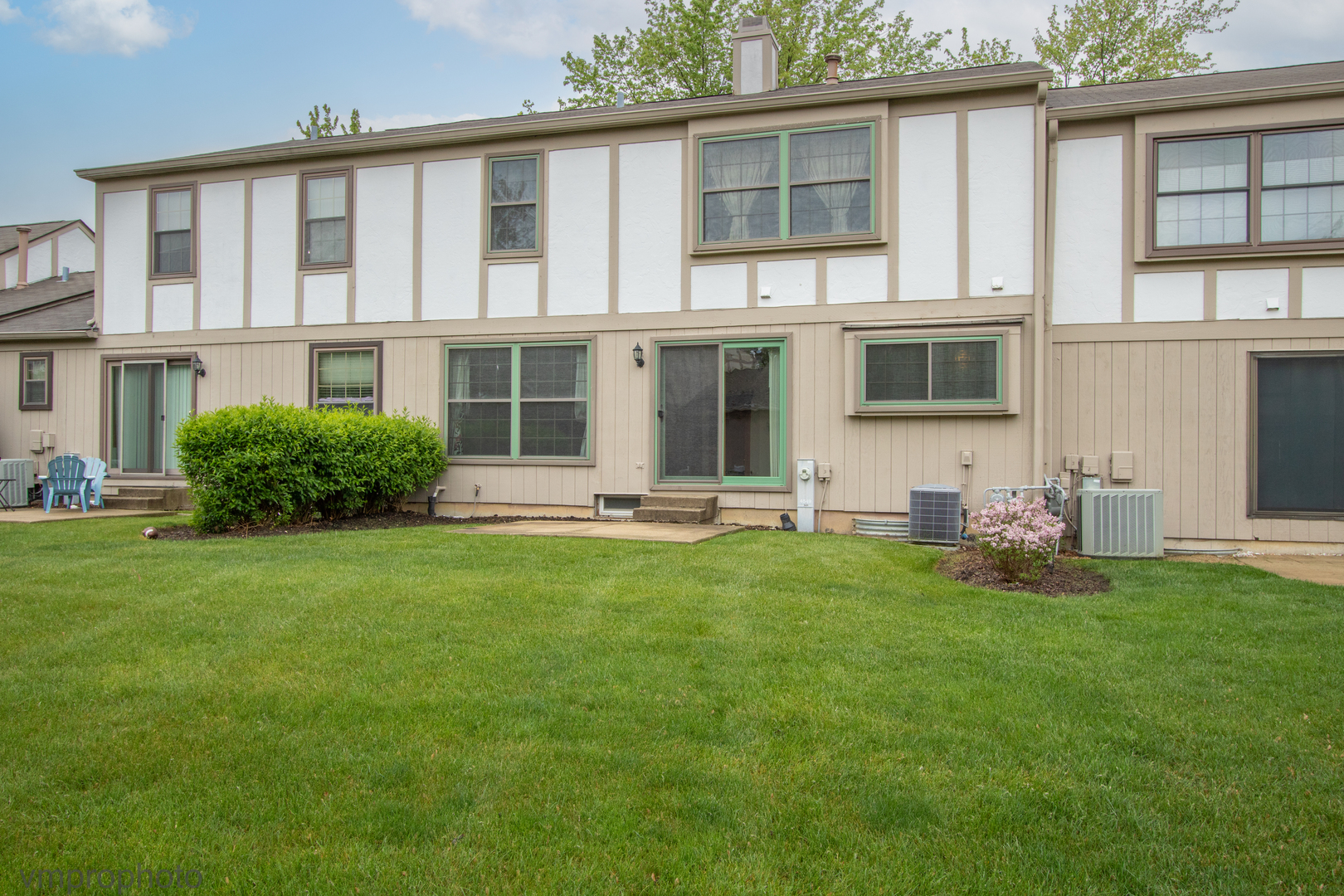 4549 Topaz Drive Hoffman Estates, IL 60192 - Photo 16 of 20 a house view with a garden space