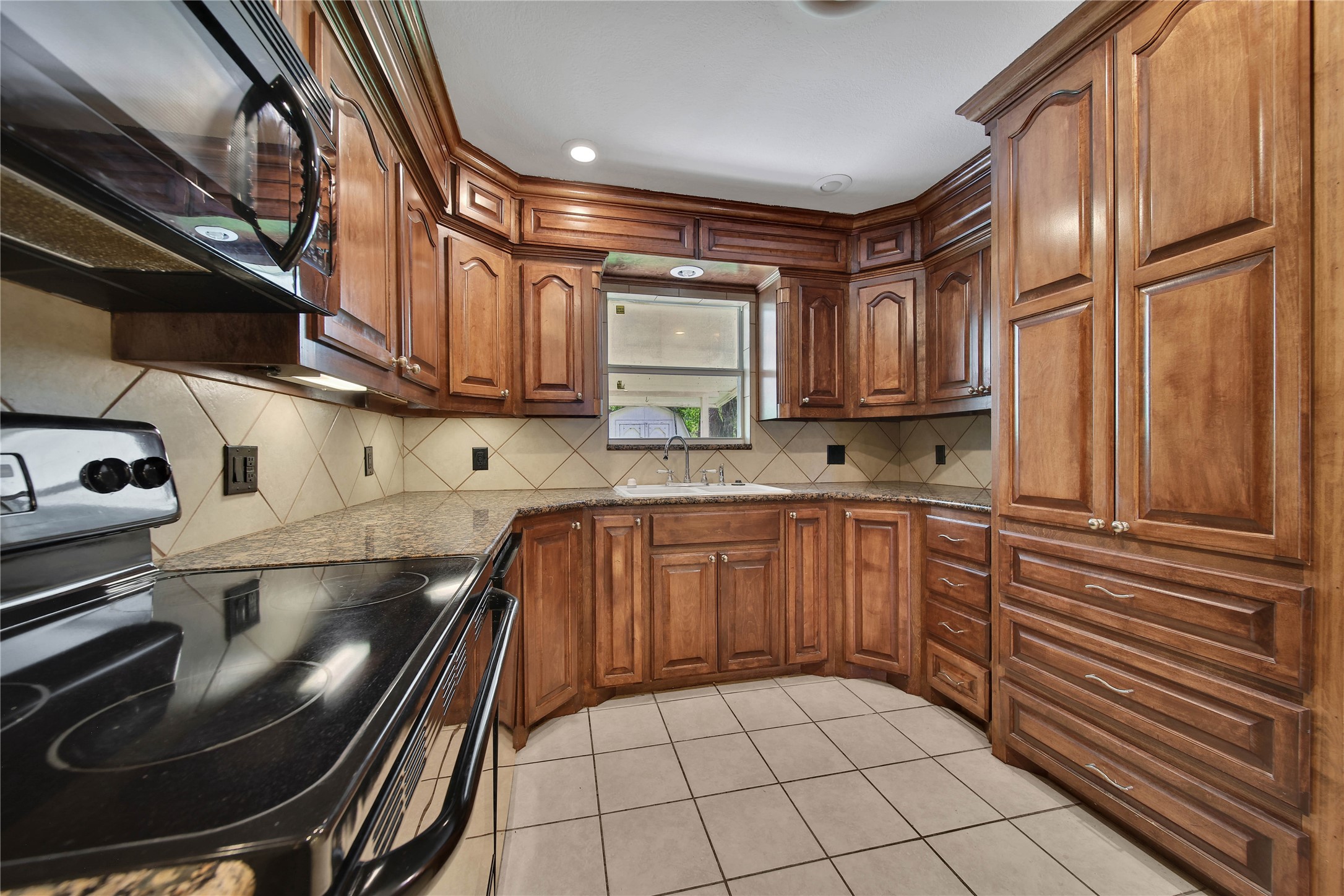 202 Hammond Loop Sweeny, TX 77480 - Photo 11 of 27 Gallery Image 11