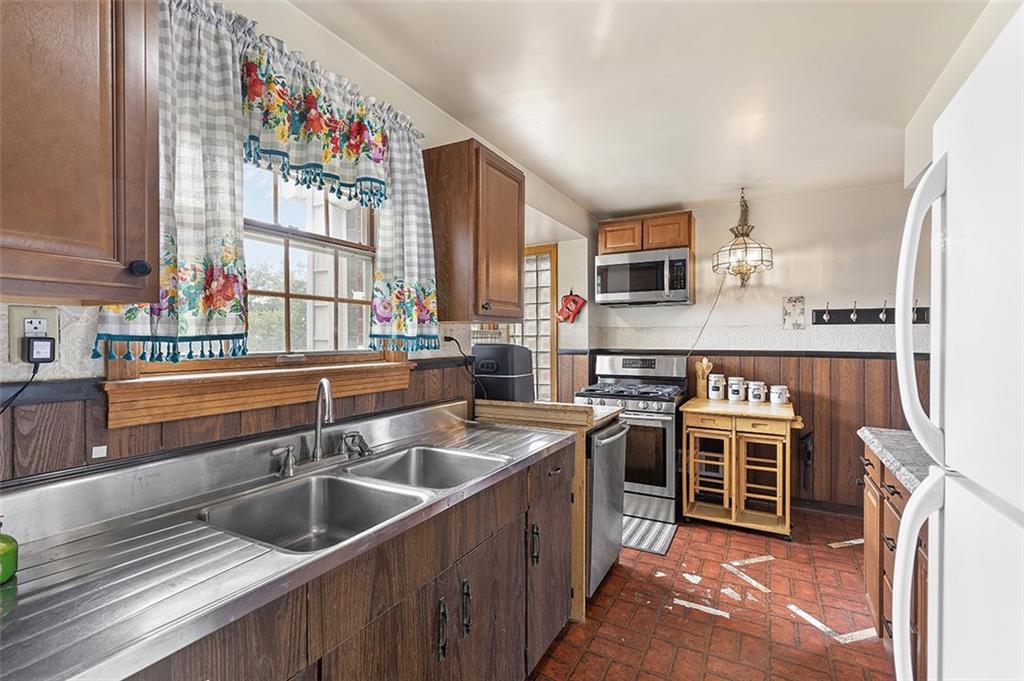 840 Agnew Road Pittsburgh, PA 15227 - Photo 11 of 36