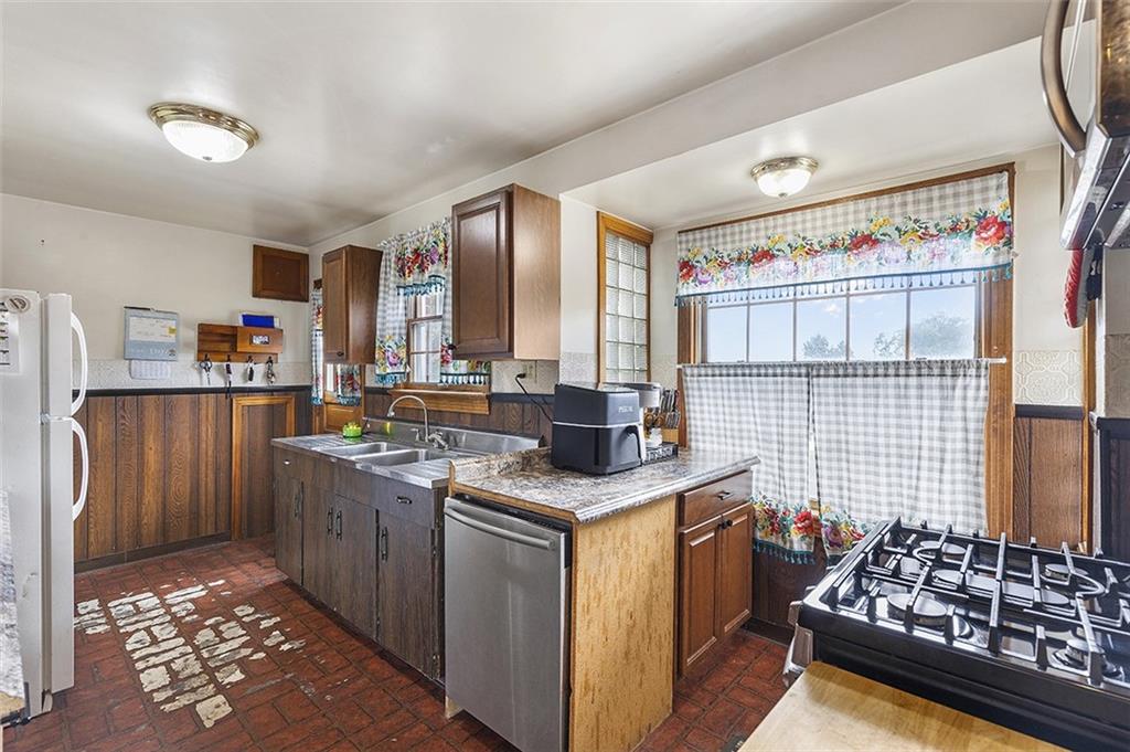 840 Agnew Road Pittsburgh, PA 15227 - Photo 12 of 36