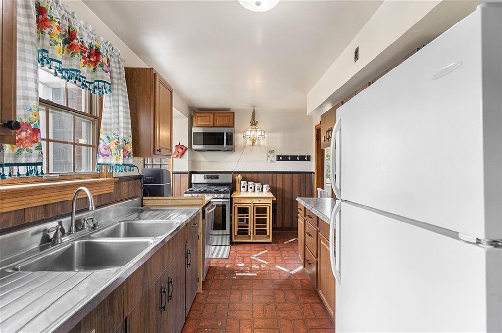 840 Agnew Road Pittsburgh, PA 15227 - Photo 9 of 36