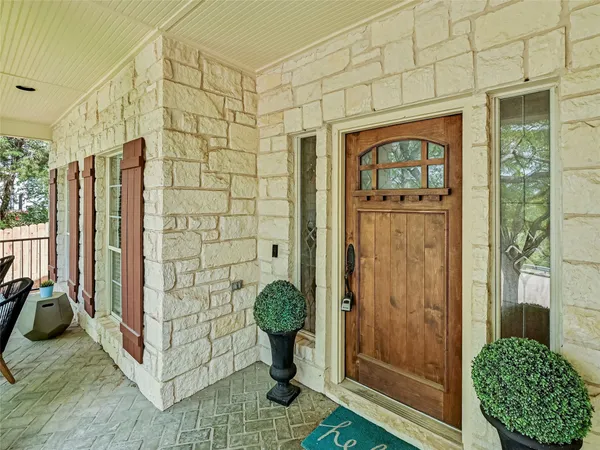 a view of entryway with a shower