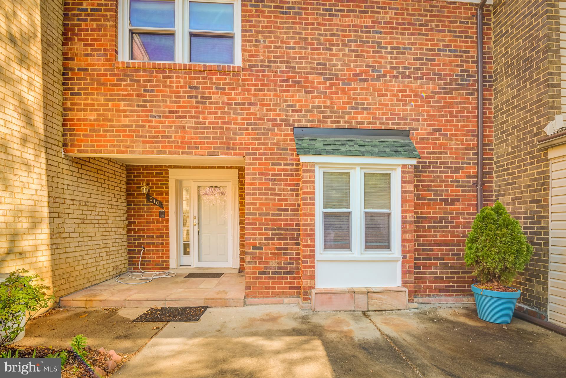 910 Moorefield Creek Road Southwest Vienna, VA 22180 - Photo 4 of 56 Front
