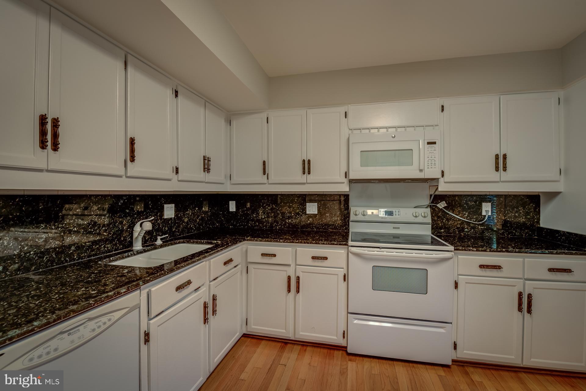910 Moorefield Creek Road Southwest Vienna, VA 22180 - Photo 41 of 56 Kitchen