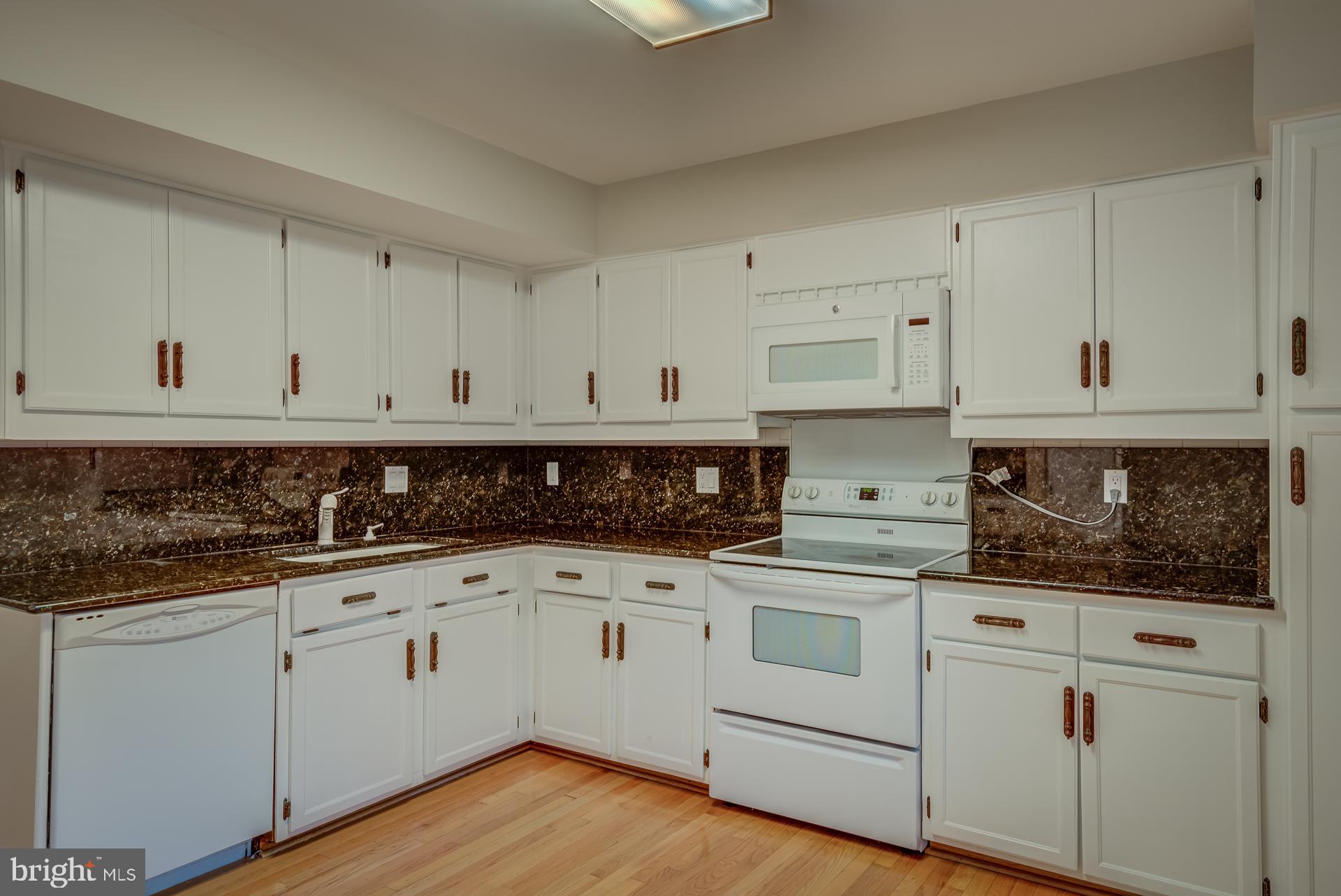 910 Moorefield Creek Road Southwest Vienna, VA 22180 - Photo 43 of 56 Kitchen