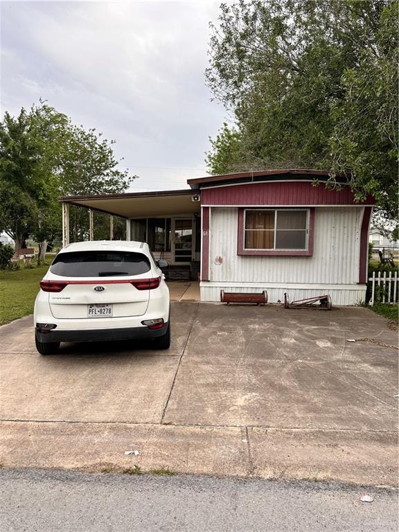 Manufactured / mobile home with a carport