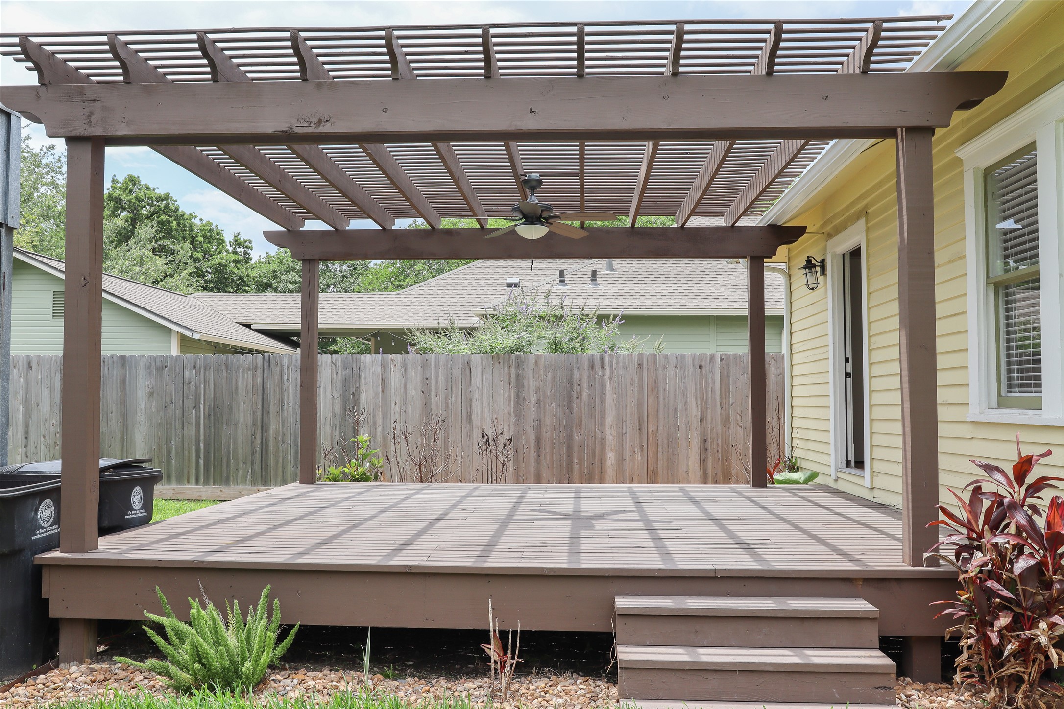220 West 16th Street Houston, TX 77008 - Photo 3 of 11 Back Deck and Pergola