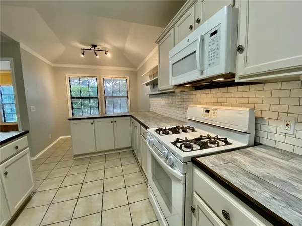 $1,800 | 140 Llama Loop, Kyle, TX 78640