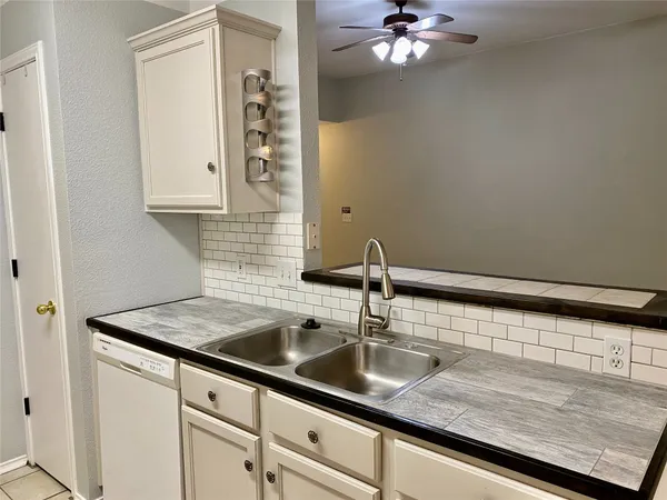 $1,800 | 140 Llama Loop, Kyle, TX 78640