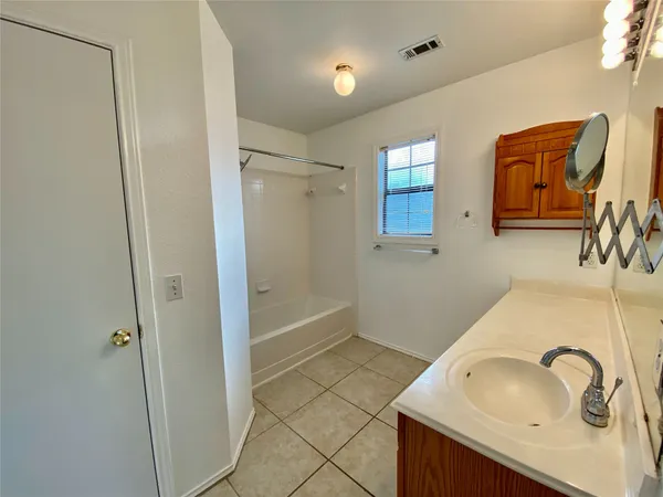 $1,800 | 140 Llama Loop, Kyle, TX 78640