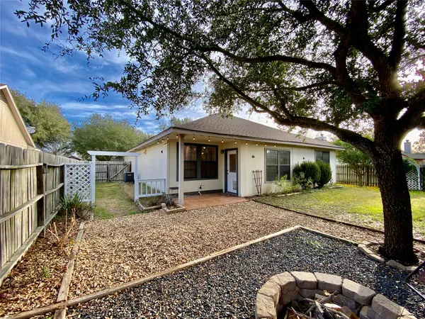 $1,800 | 140 Llama Loop, Kyle, TX 78640