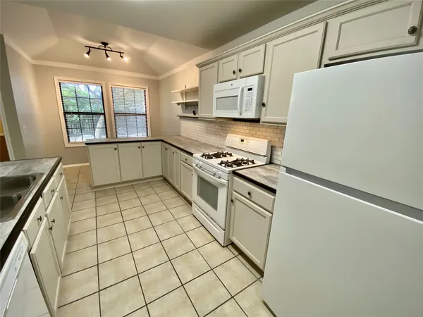 $1,800 | 140 Llama Loop, Kyle, TX 78640