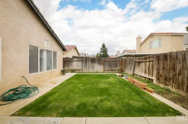 a view of a house with backyard and porch