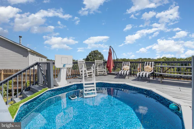 a view of a swimming pool with seating space