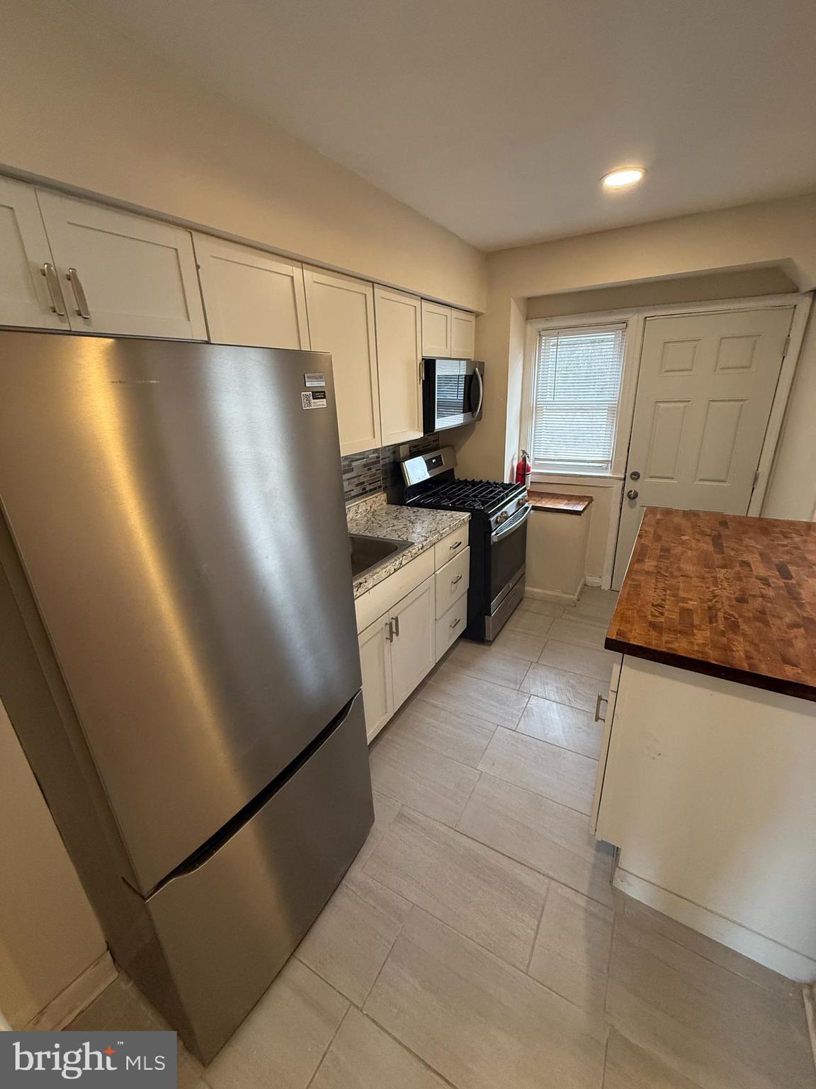 528 Random Road Baltimore, MD 21229 - Photo 6 of 24 Main Level Kitchen