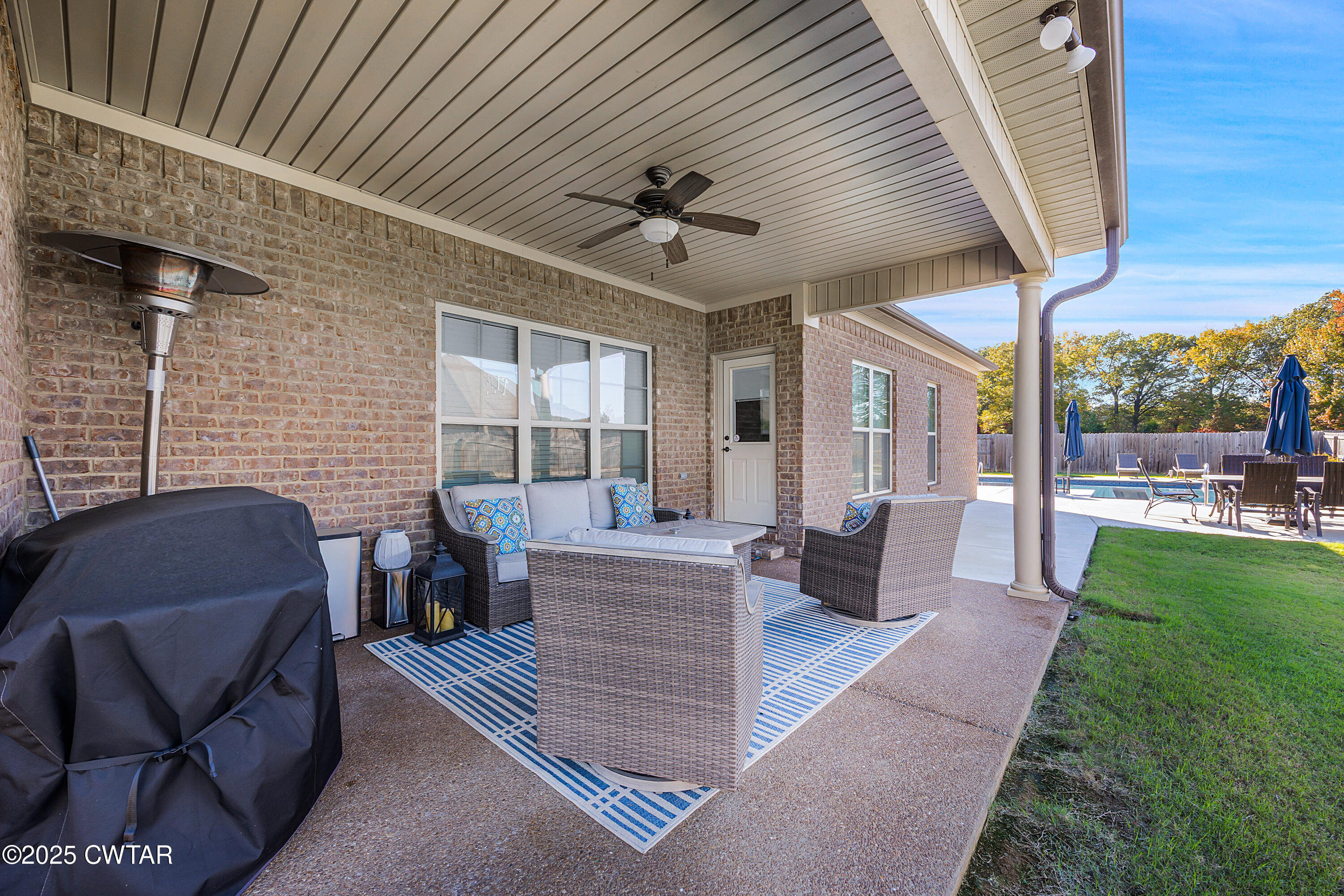 31 Perrington Cove Jackson, TN 38305 - Photo 24 of 27 a living room with furniture and a yard