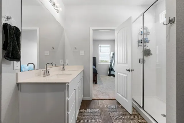 a en suite bathroom with a sink and mirror