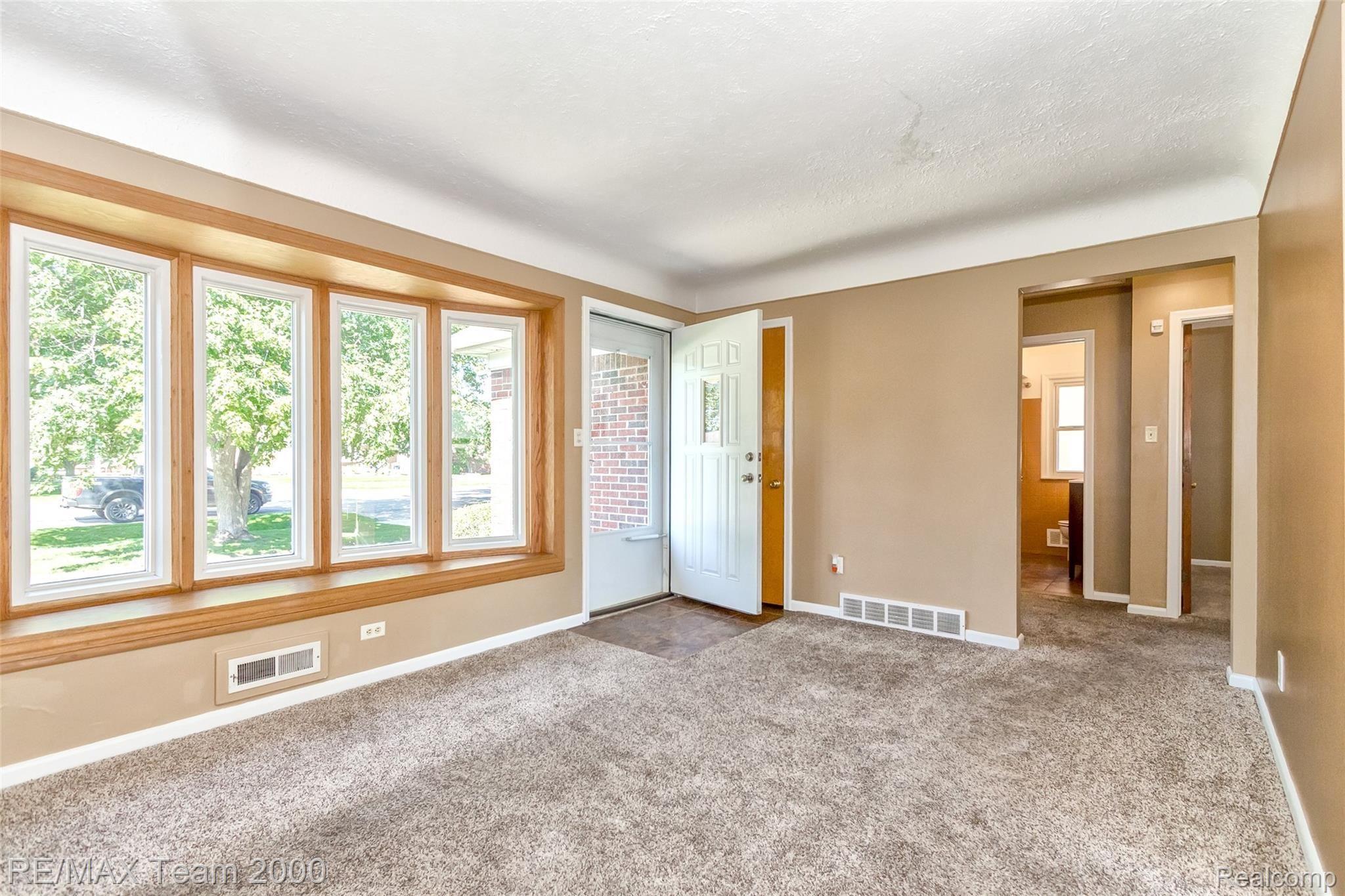 9387 Allen Road Allen Park, MI 48101 - Photo 4 of 27 06.jpg