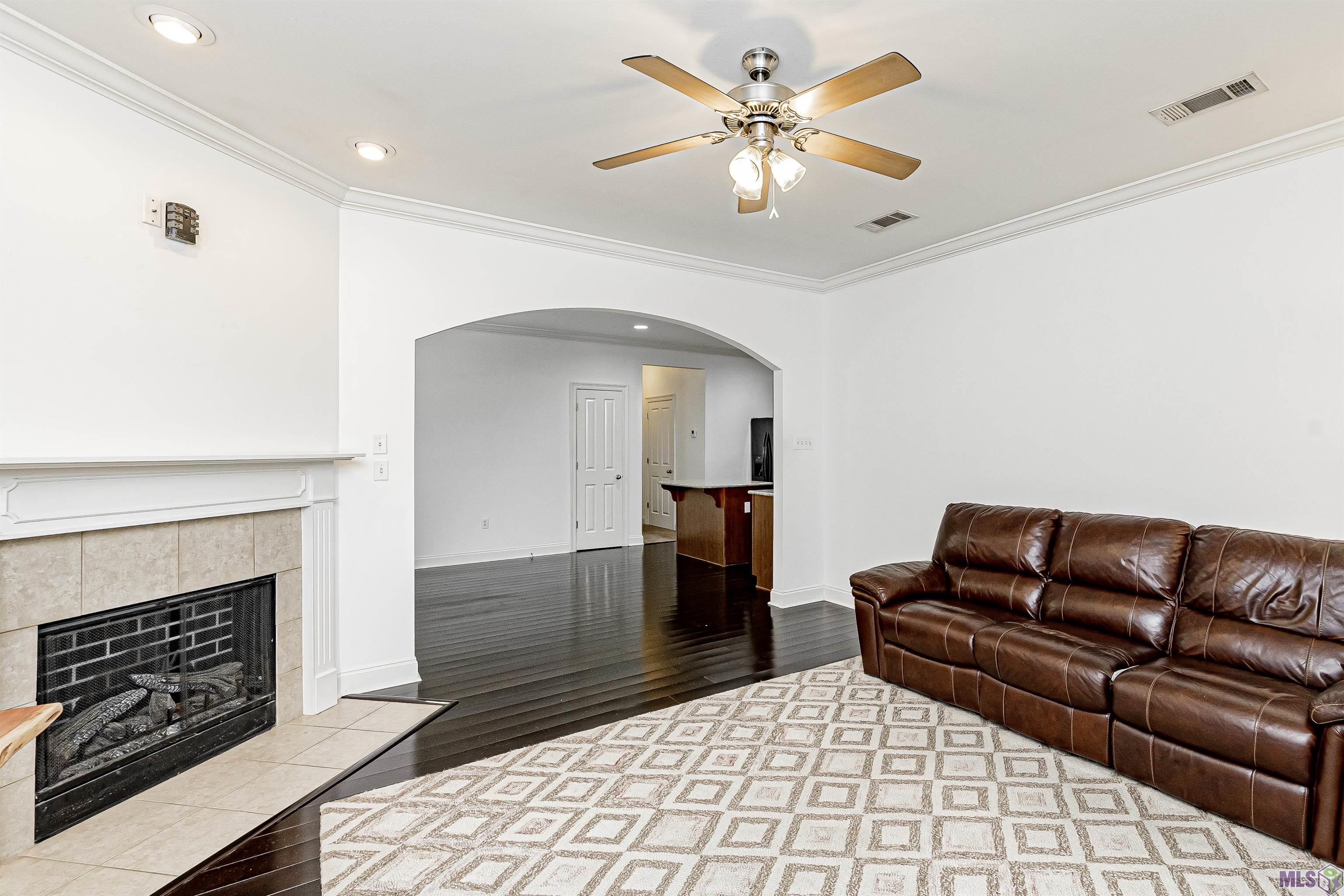 4000 Mchugh Road, Unit 93 Zachary, LA 70791 - Photo 6 of 34 Living Room
