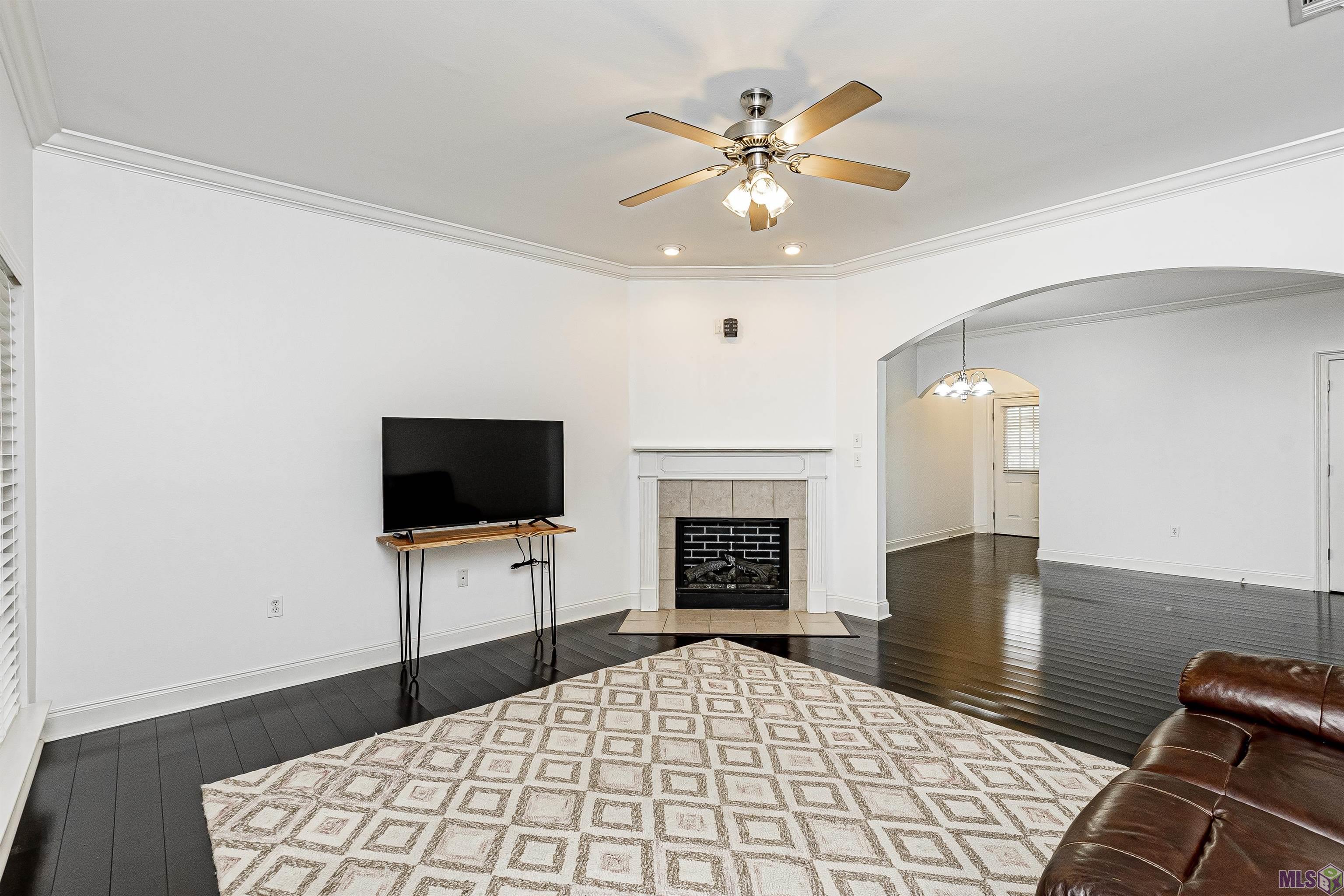 4000 Mchugh Road, Unit 93 Zachary, LA 70791 - Photo 7 of 34 Living Room