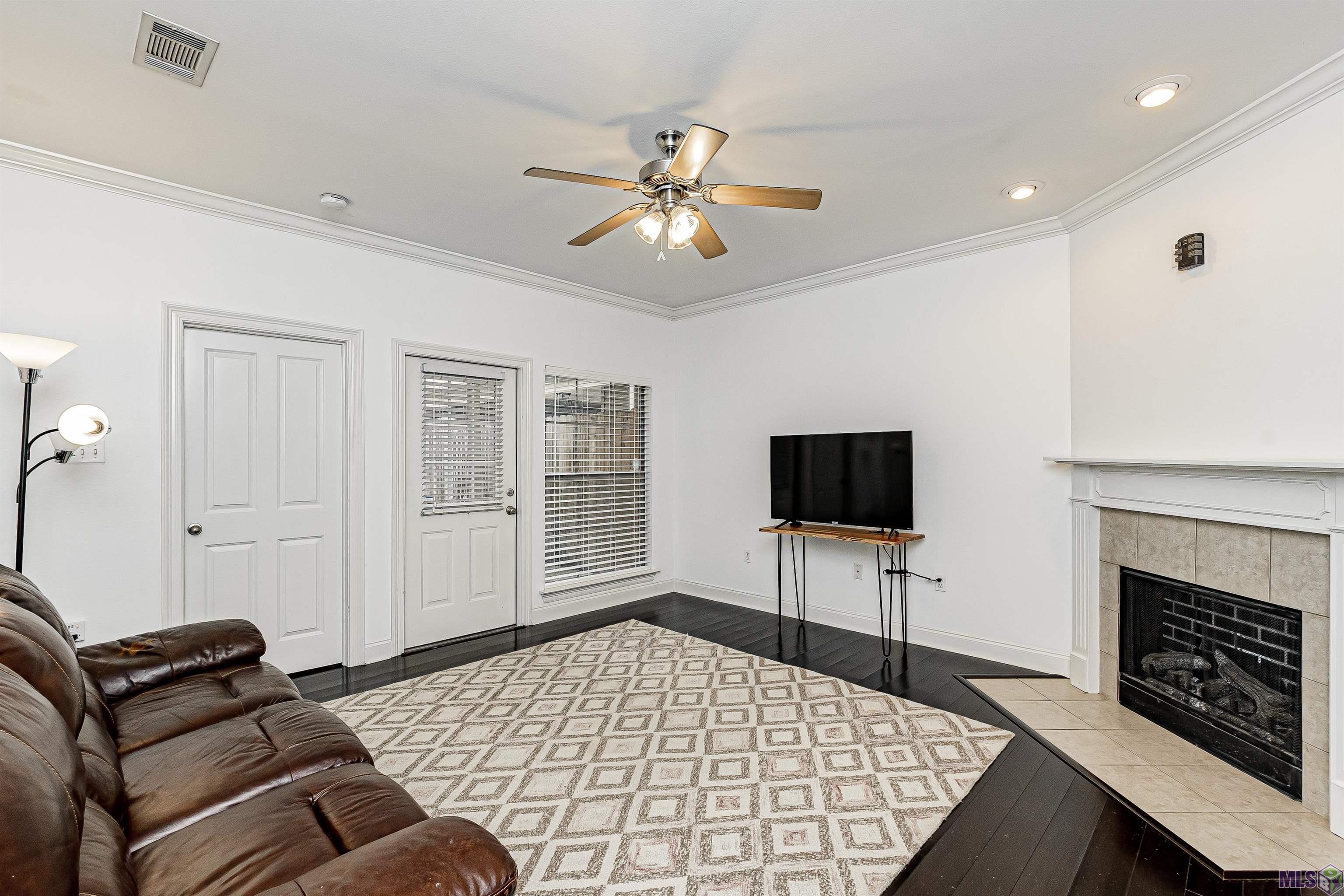 4000 Mchugh Road, Unit 93 Zachary, LA 70791 - Photo 8 of 34 Living Room