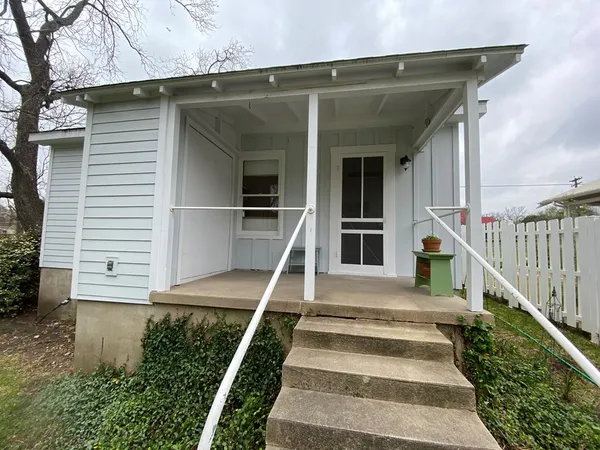 $1,450 | 300 West Austin Street, Fredericksburg, TX 78624