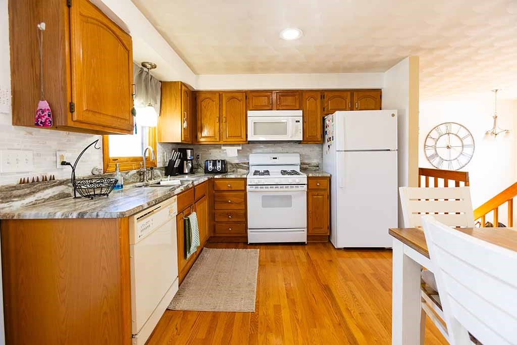 21 Chesterfield Avenue Warwick, RI 02889 - Photo 8 of 28