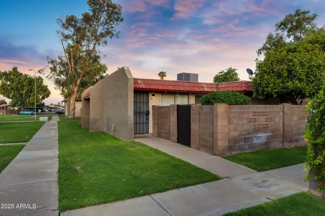 a view of a back yard of the house