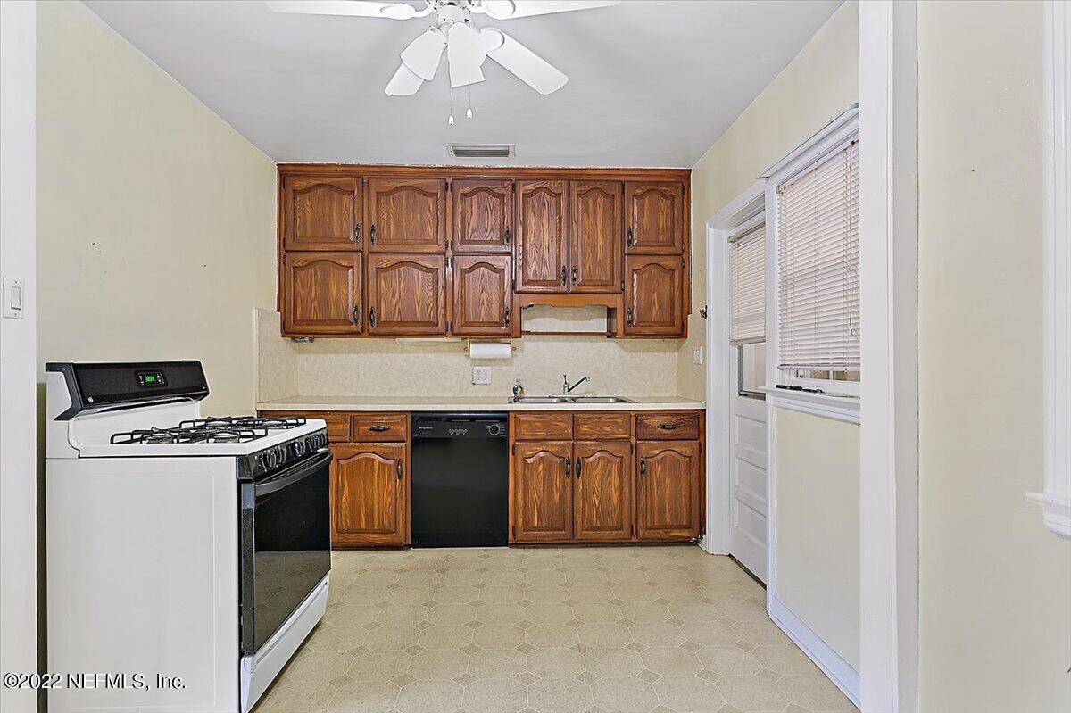 9750 Ivey Road Jacksonville, FL 32246 - Photo 4 of 18 Kitchen