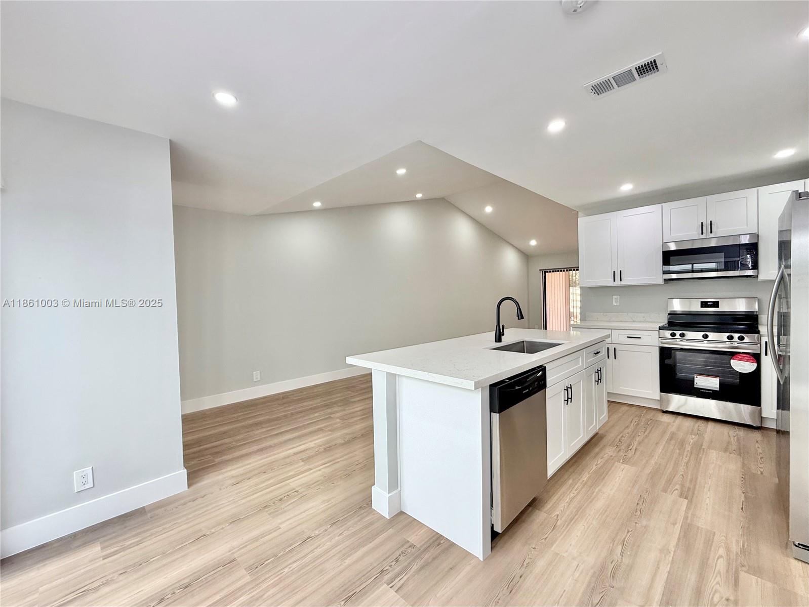6953 Barbarossa Street Boca Raton, FL 33433 - Photo 4 of 21