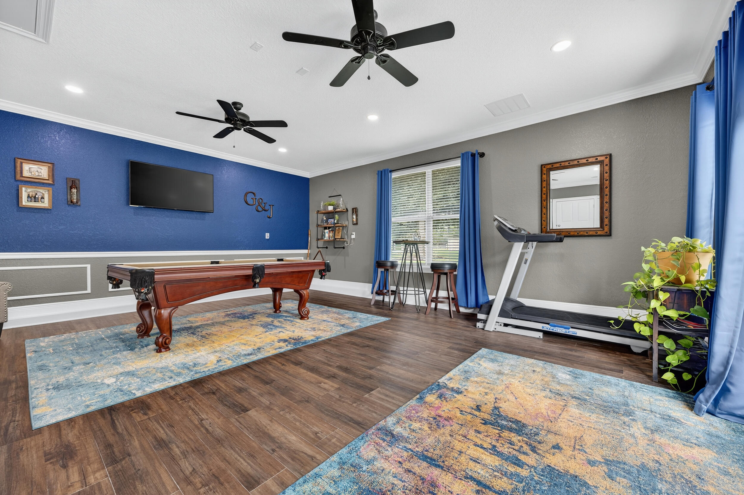 4036 Lakeview Drive Crestview, FL 32539 - Photo 28 of 45 a living room with furniture and a flat screen tv