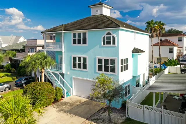 a view of a yard in front of house