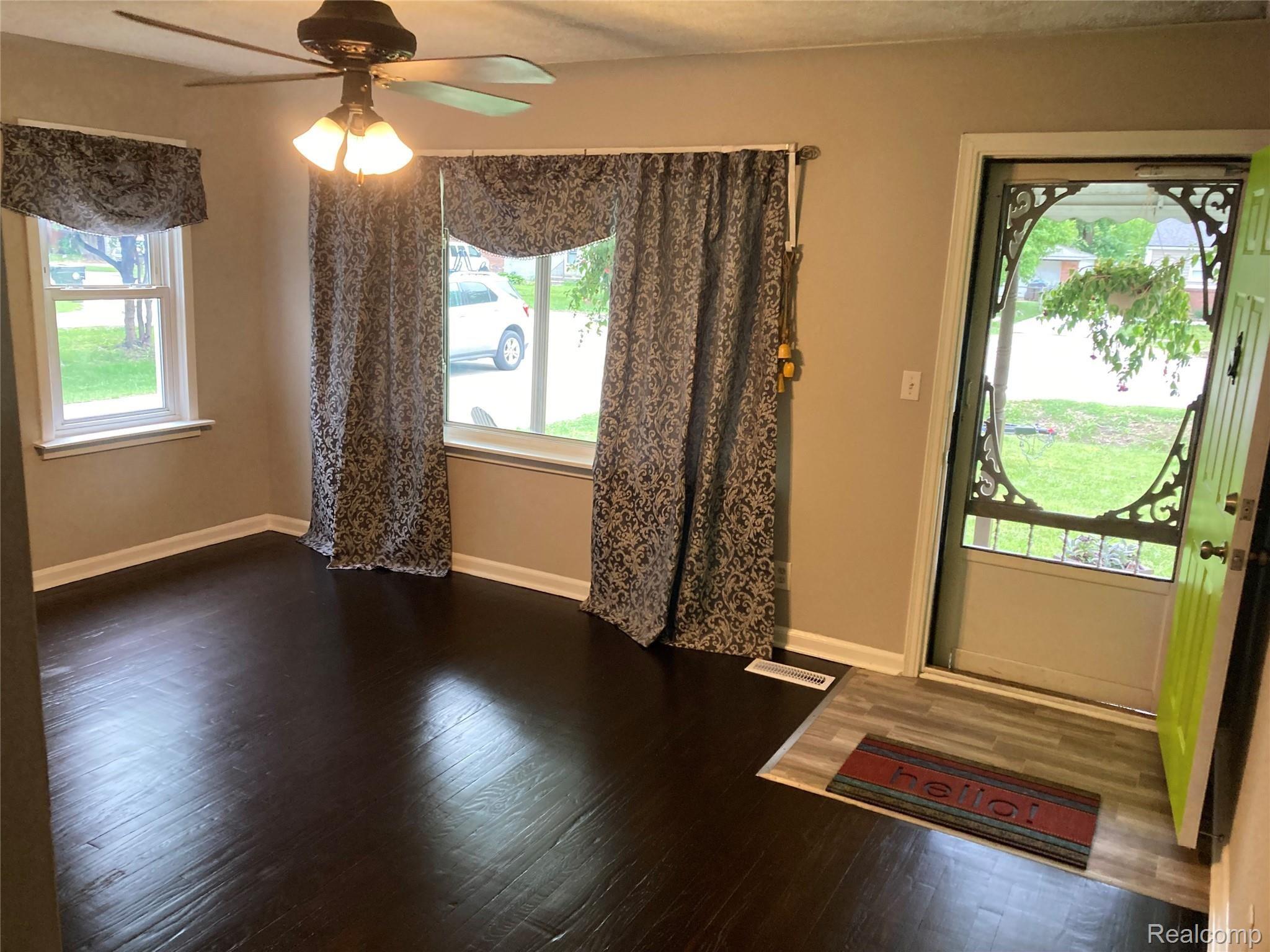 19200 Inkster Road Redford, MI 48240 - Photo 5 of 16 Living room.jpg