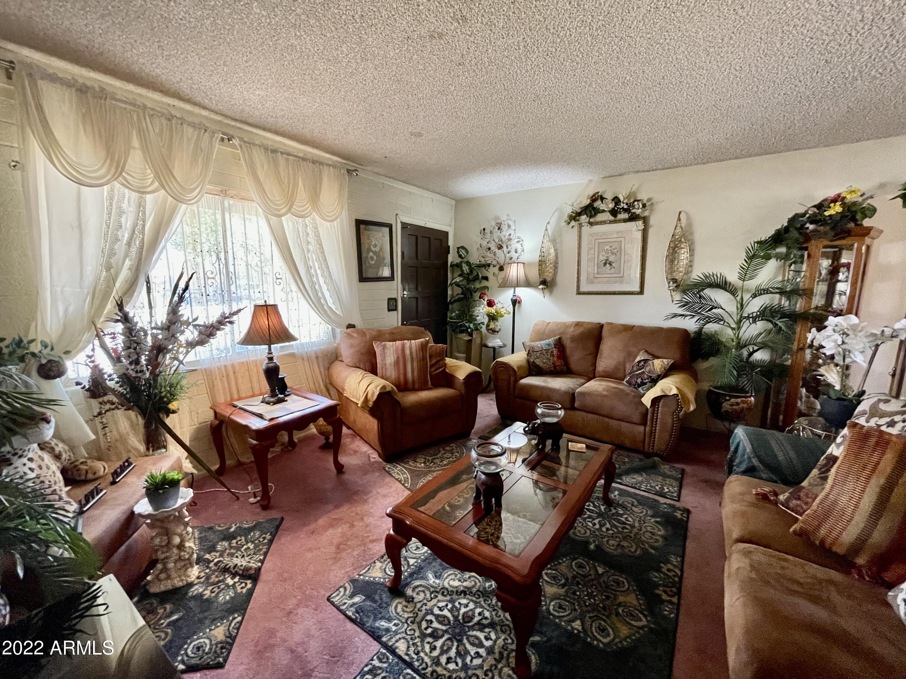 1713 West Vineyard Road Phoenix, AZ 85041 - Photo 2 of 21 Living area