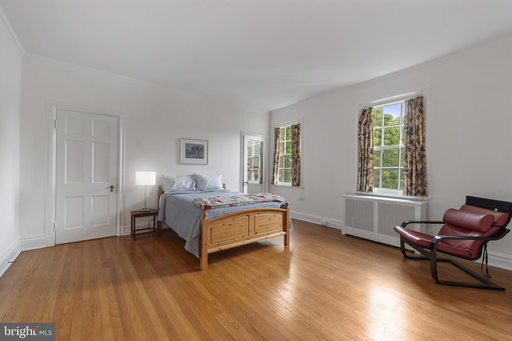 6 Upland Road, Unit F5 Baltimore, MD 21210 - Photo 18 of 31 a spacious bedroom with a bed and chair