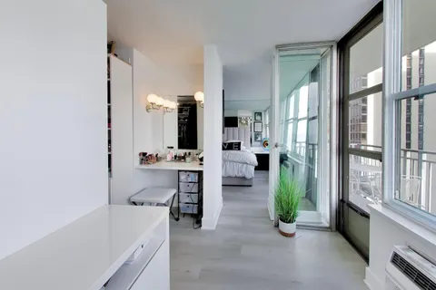 $549,500 | 1000 North Lake Shore Plaza, Unit 2205, Chicago, IL 60611