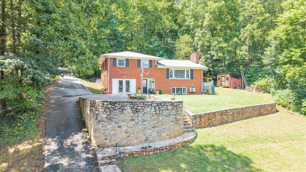 731 Eddies Road Salem, VA 24153 - Photo 3 of 48 Driveway access from upper/lower streets