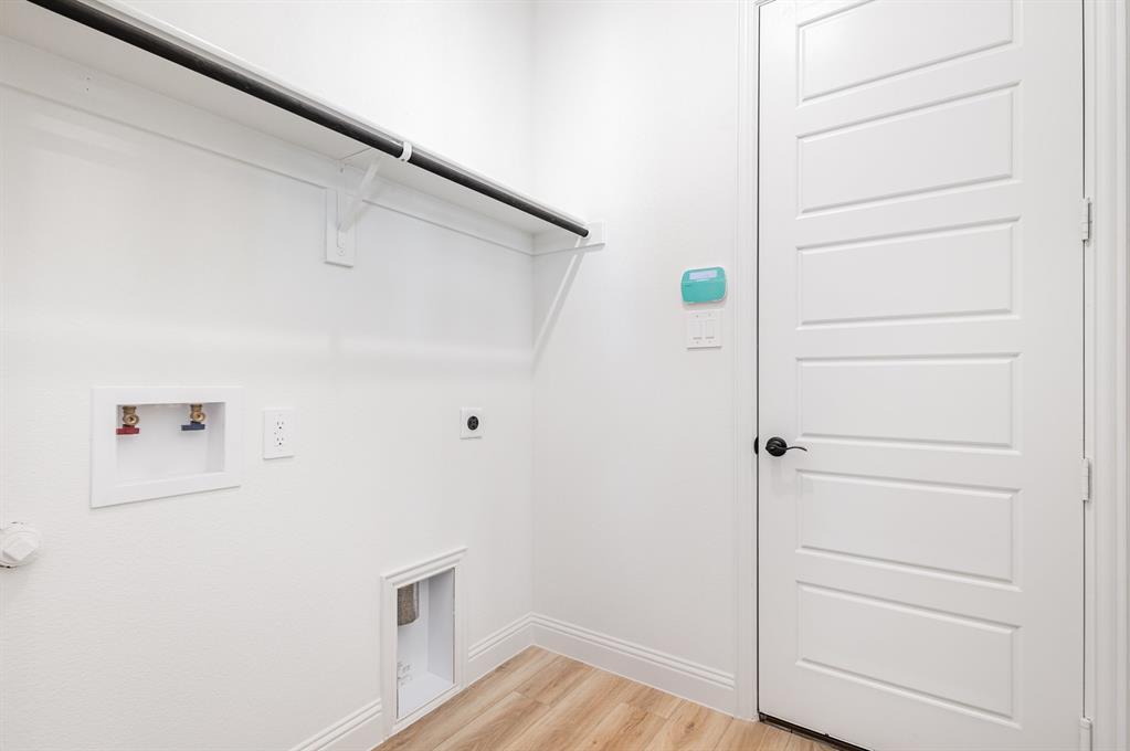 6841 Hayes Road Midlothian, TX 76065 - Photo 15 of 27 a view of an empty walk in closet