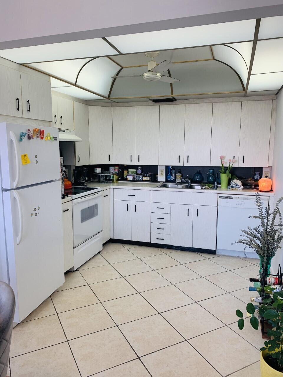 4034 Hythe B Boca Raton, FL 33434 - Photo 6 of 18 Kitchen