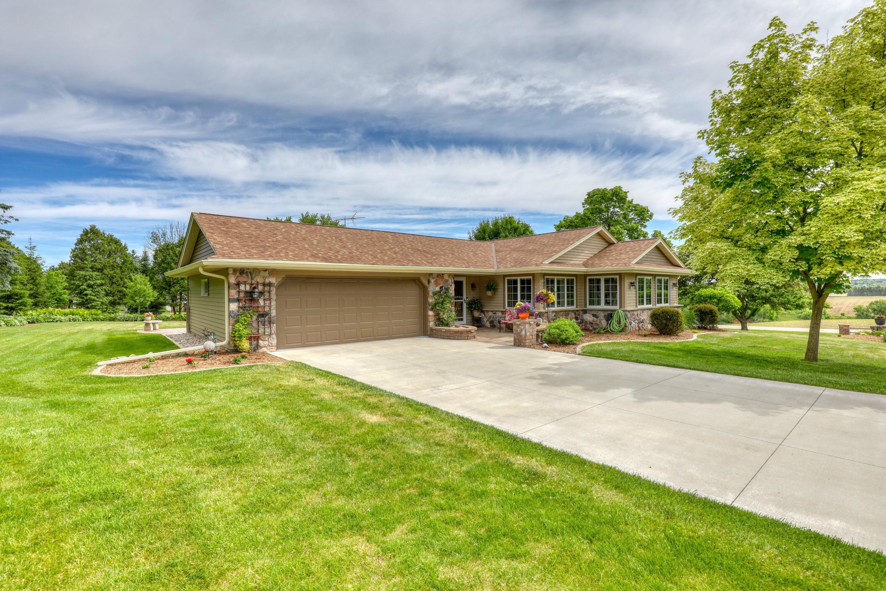 6715 Alpine Drive Addison, WI 53090 - Photo 4 of 59 Side View