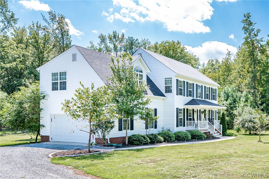 13063 Noel Road Beaverdam, VA 23047 - Photo 2 of 39 a front view of a house with garden