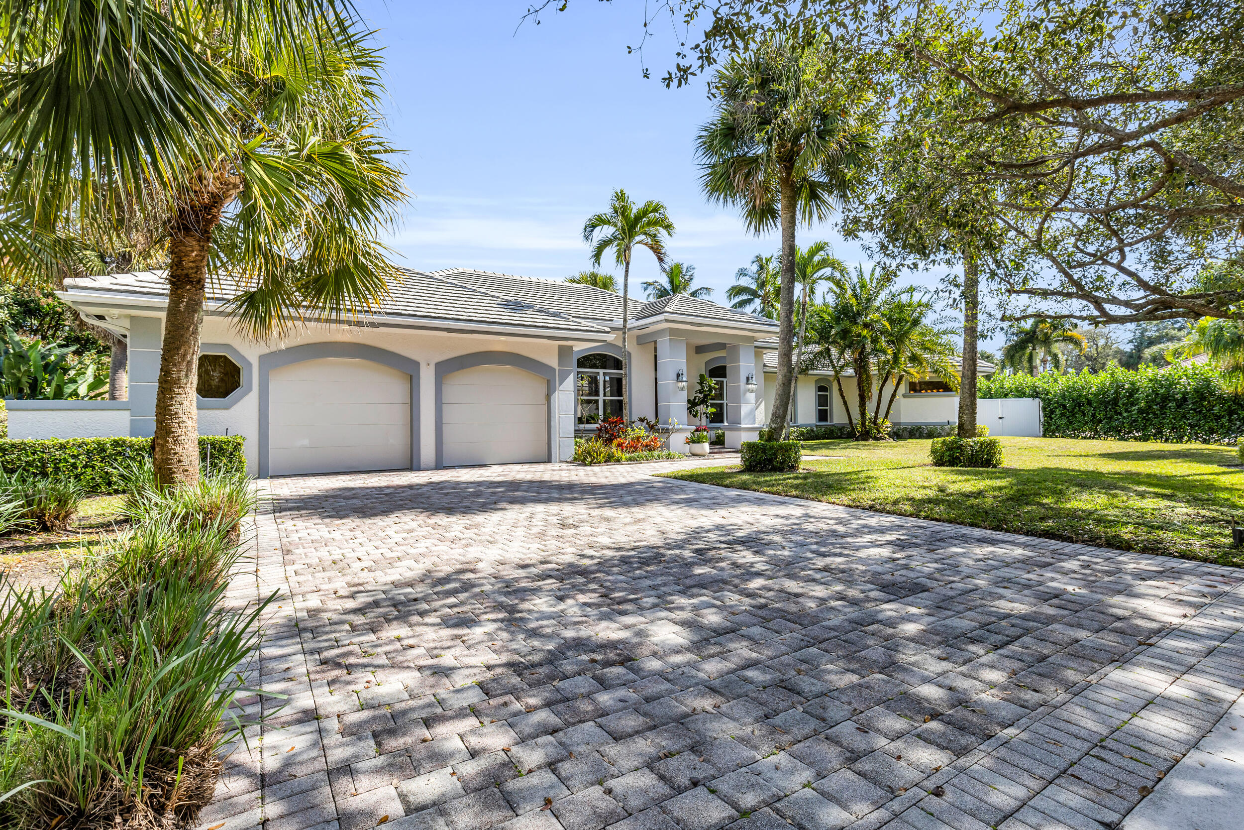 2375 Rabbit Hollowe Circle Delray Beach, FL 33445 - Photo 8 of 62 Courtyard Style Estate in Rabbit Hollowe