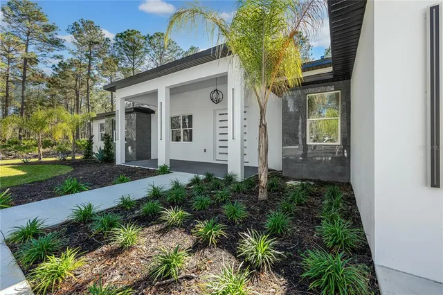 a view of a house with backyard and garden
