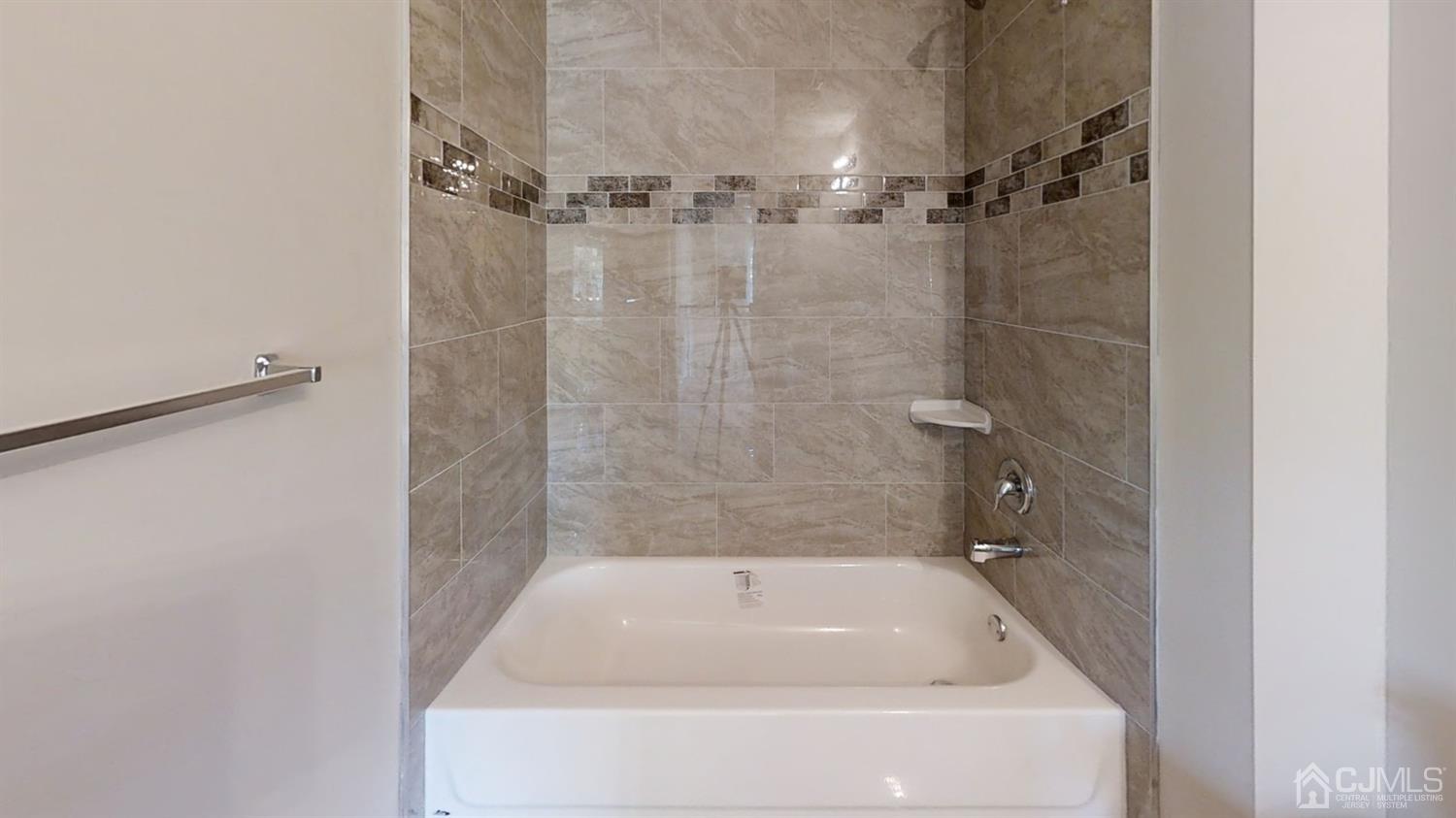 16 Idlewild Road Edison, NJ 08817 - Photo 11 of 15 a bathroom with a bathtub