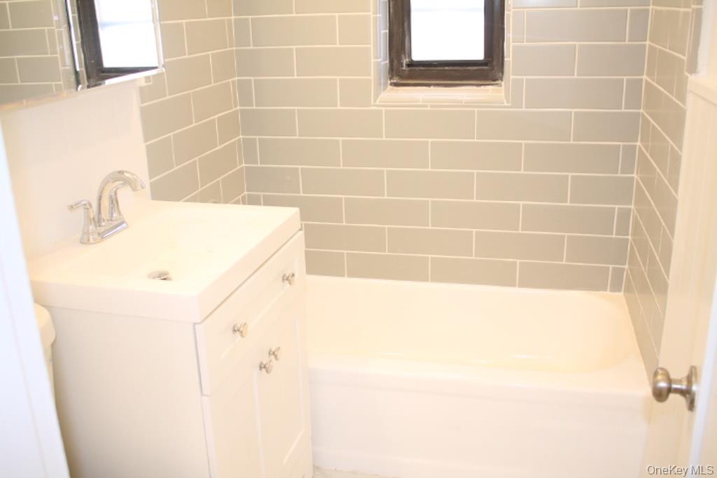 50 White Oak Street, Unit 1C New Rochelle, NY 10801 - Photo 13 of 24 a bathroom with a bathtub and a sink