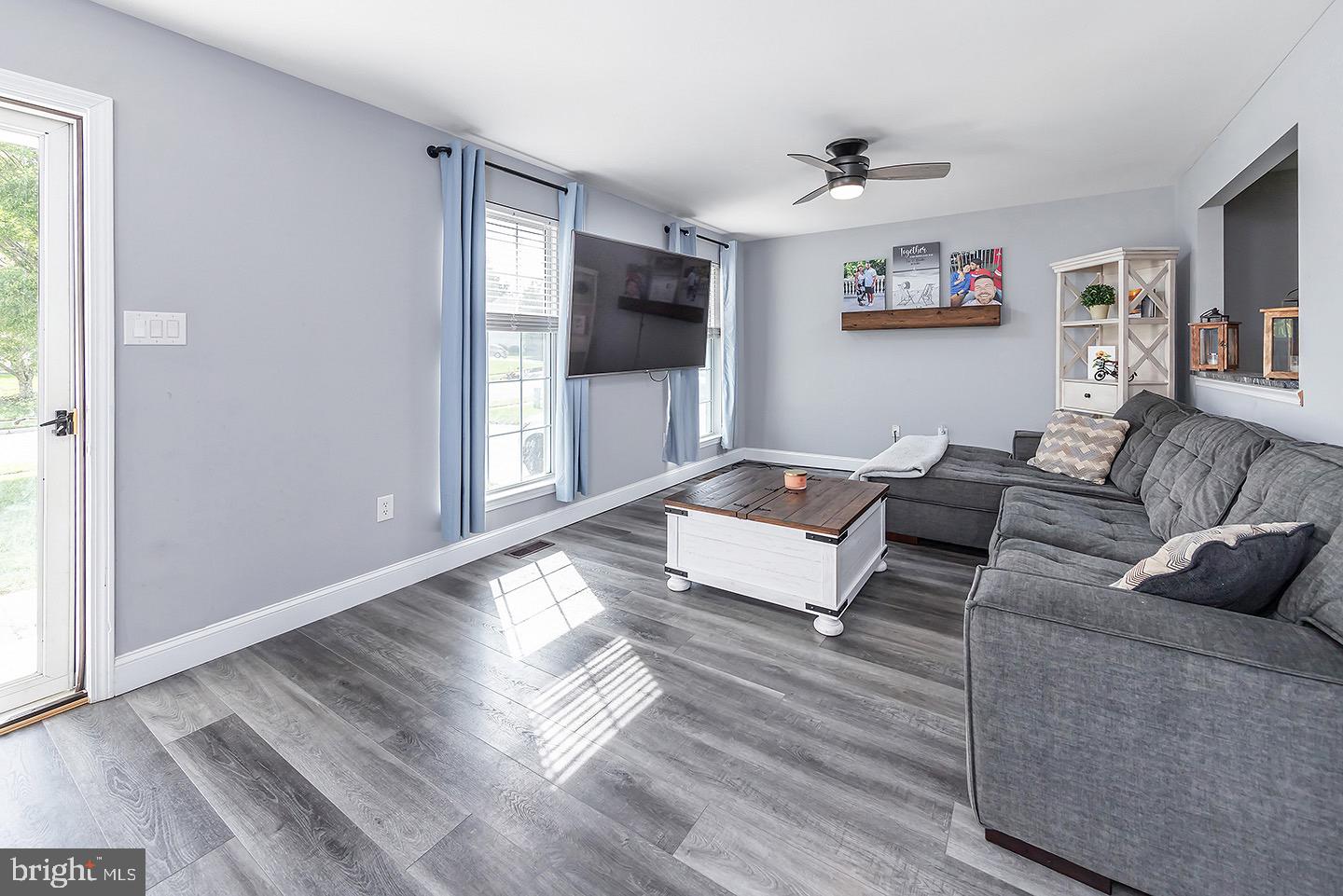 548 School House Road Williamstown, NJ 08094 - Photo 2 of 21 Living Room