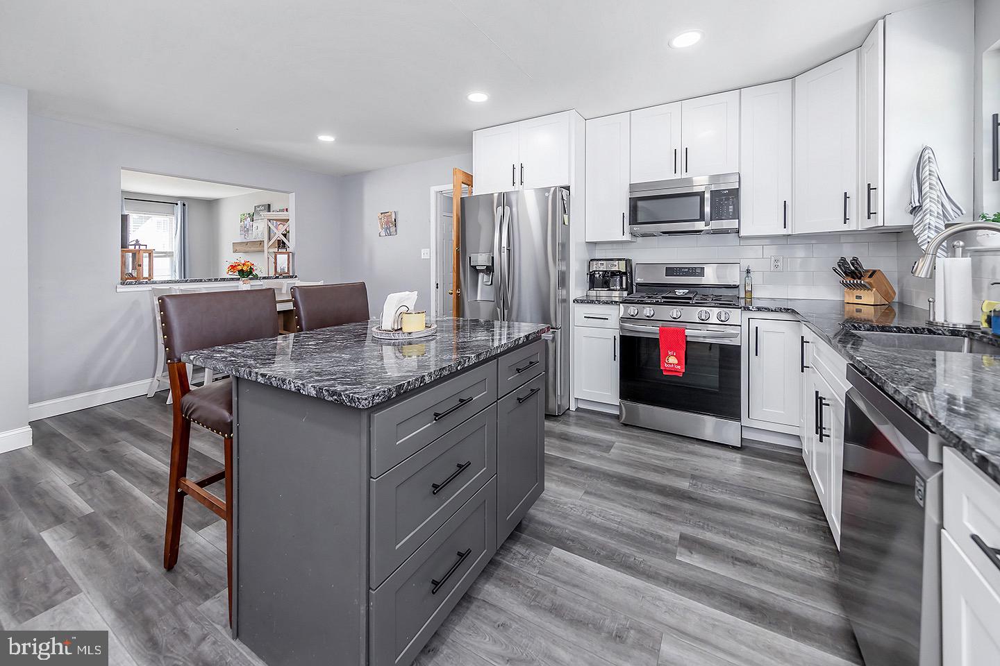 548 School House Road Williamstown, NJ 08094 - Photo 6 of 21 Kitchen w/ Center Island