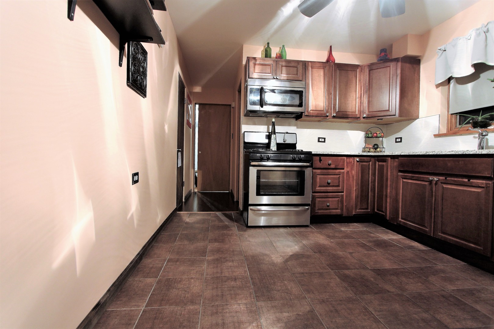 369 Des Plaines Avenue Riverside, IL 60546 - Photo 3 of 16