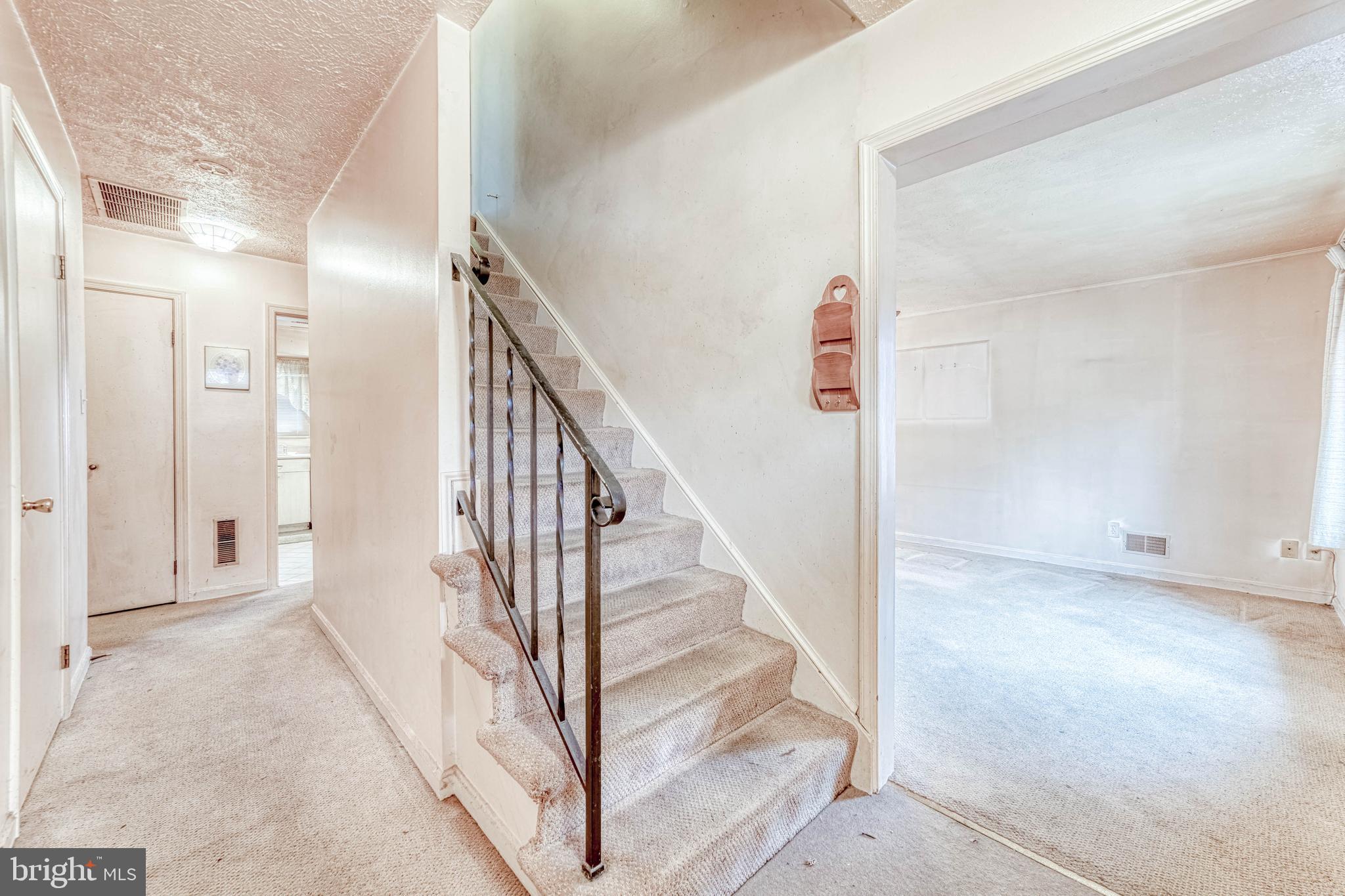 7207 Lavender Lane Springfield, VA 22150 - Photo 3 of 46 Entry way
