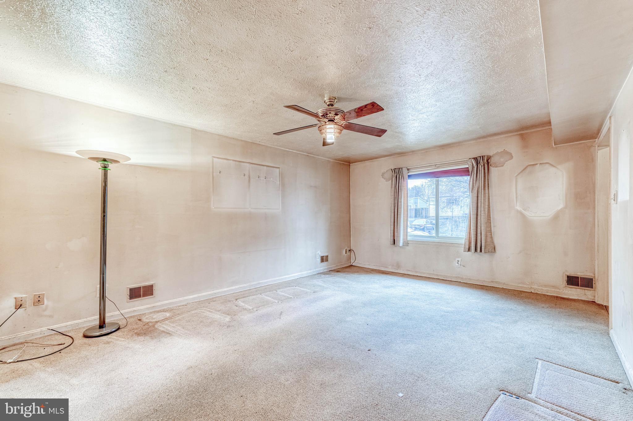 7207 Lavender Lane Springfield, VA 22150 - Photo 5 of 46 Living room